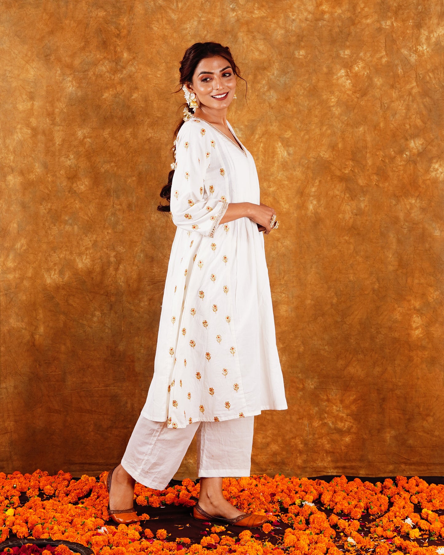 CHAMKEELI KURTI SET - OFF WHITE
